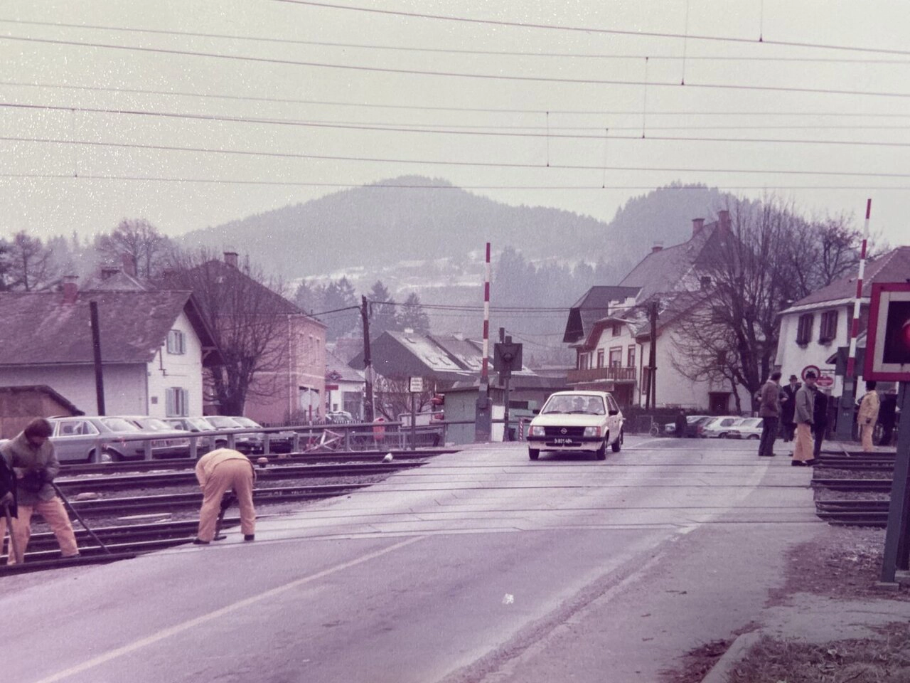 marktgemeinde-gratwein-strassengel-zeitsprung-04-alter-bahnschranken-gratwein-1980er-schweighofer